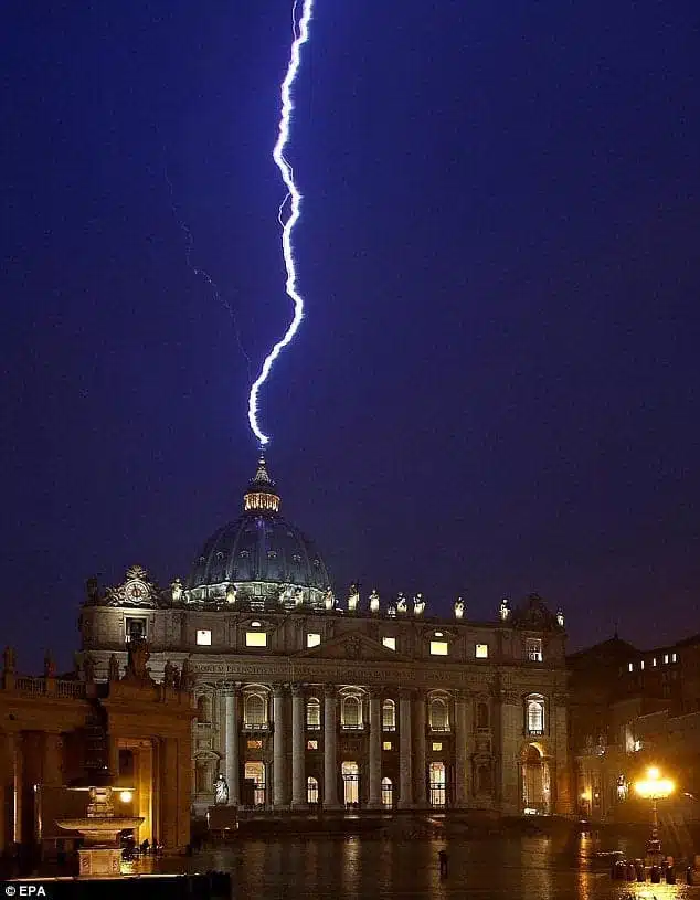 25. Éclair au vatican