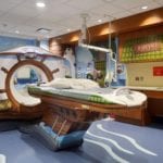 Un hôpital rassure les enfants en décorant sa salle de scanner - cover