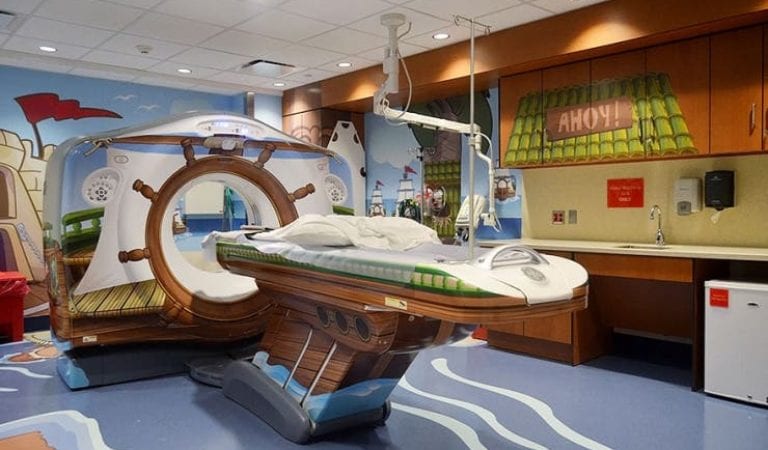 Pour rassurer les enfants malades, cet hôpital a apporté quelques modifications à son scanner! Pour rassurer les enfants malades, cet hôpital a apporté quelques modifications à son scanner!