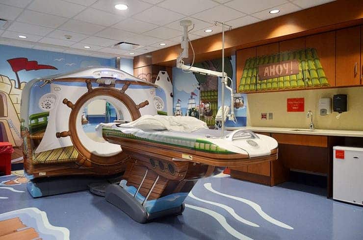 Un hôpital rassure les enfants en décorant sa salle de scanner - cover