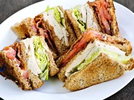 21 trends - club sandwich au poulet, bacon & avocat