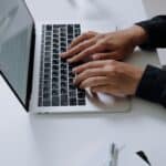 Panne mondiale des réseaux sociaux facebook, instagram, whatsapp et messenger – icônes sur smartphone