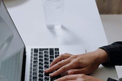 Panne mondiale des réseaux sociaux facebook, instagram, whatsapp et messenger – icônes sur smartphone