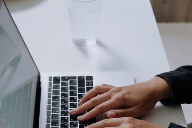 Panne mondiale des réseaux sociaux facebook, instagram, whatsapp et messenger – icônes sur smartphone