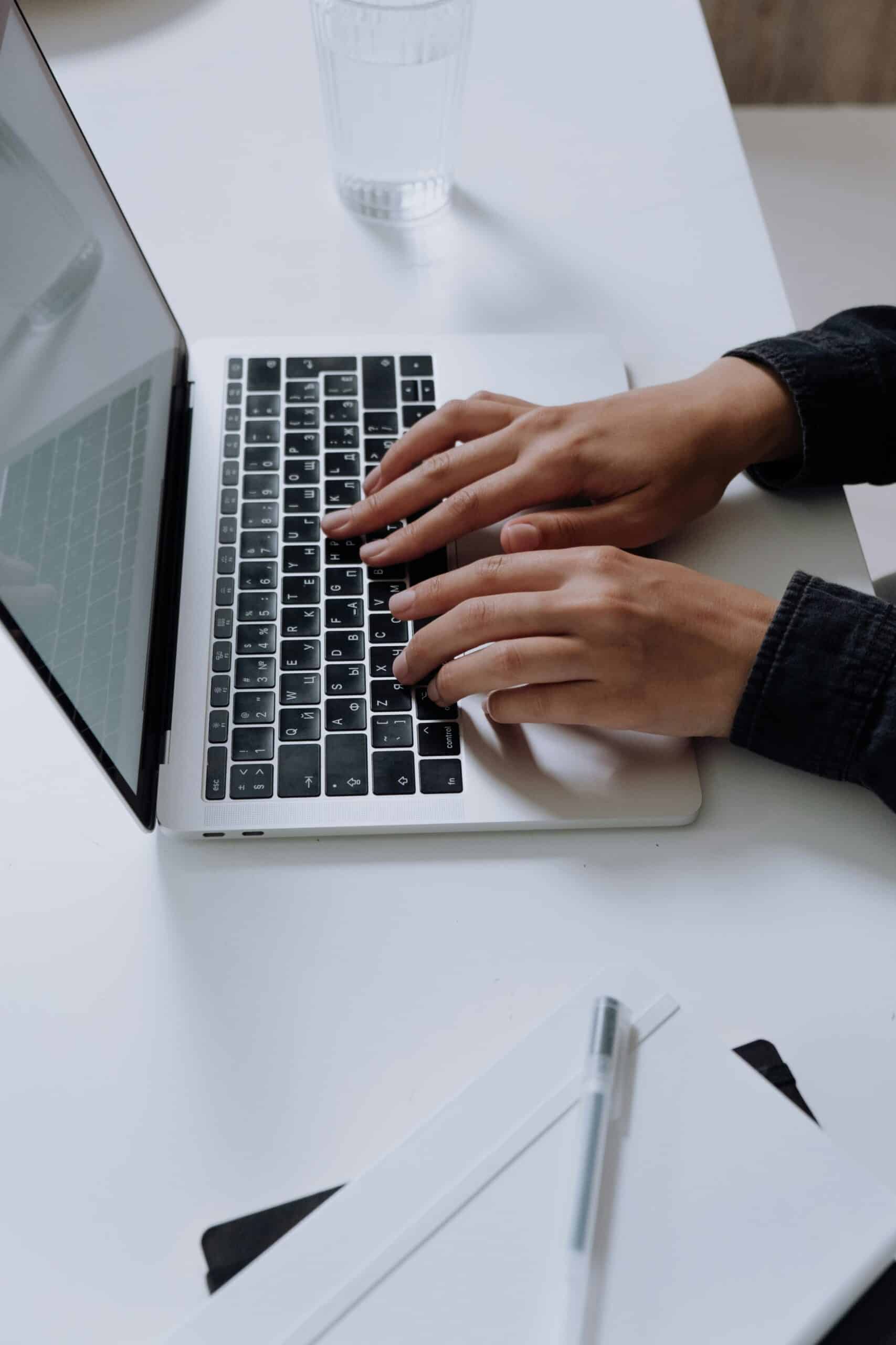 Panne mondiale des réseaux sociaux facebook, instagram, whatsapp et messenger – icônes sur smartphone